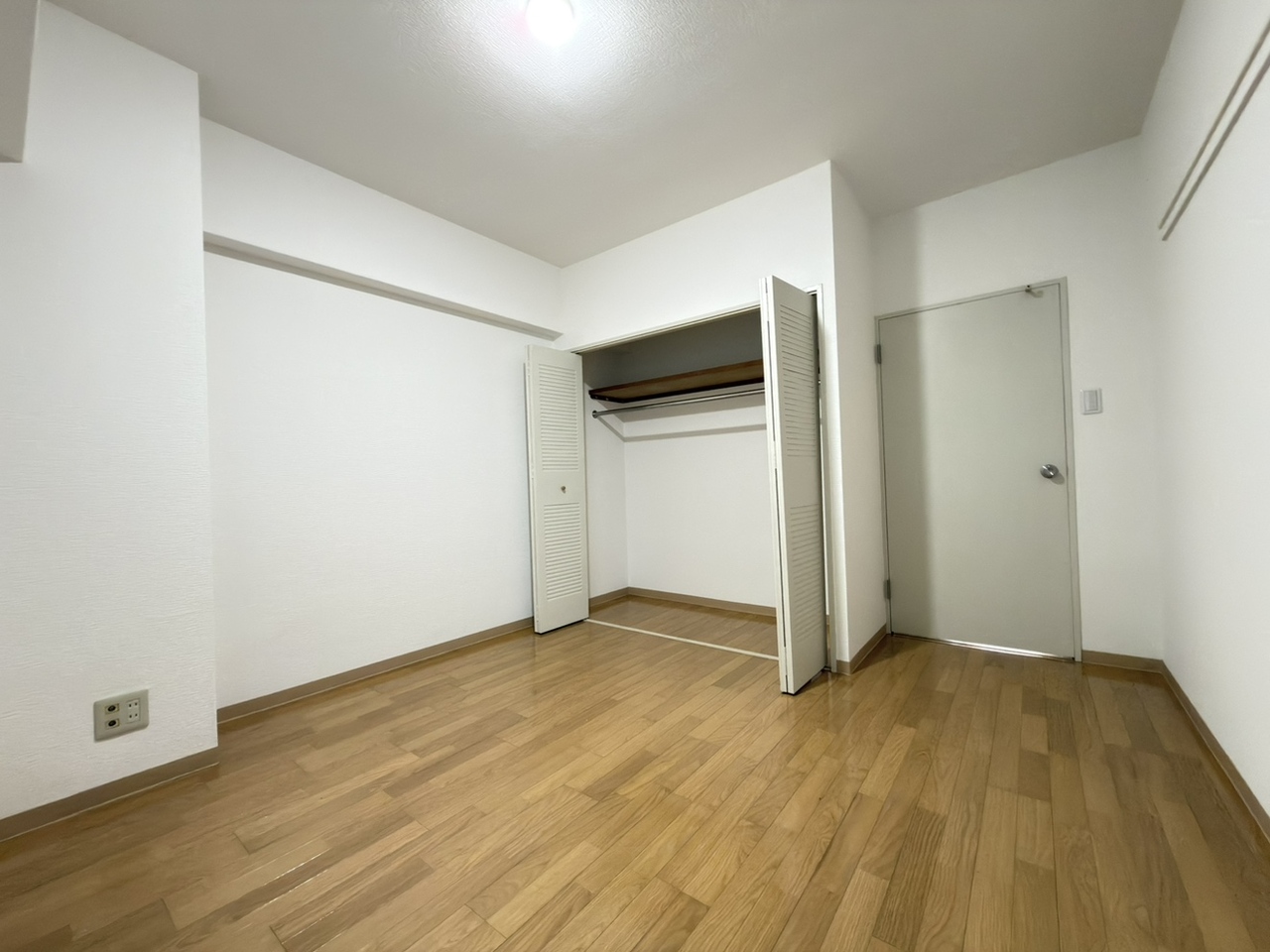 【洋室/約6.5帖】洋室には、クローゼットが備わっています。ハンガーパイプ付きなので、洋服を畳まずに収納できて便利です。
