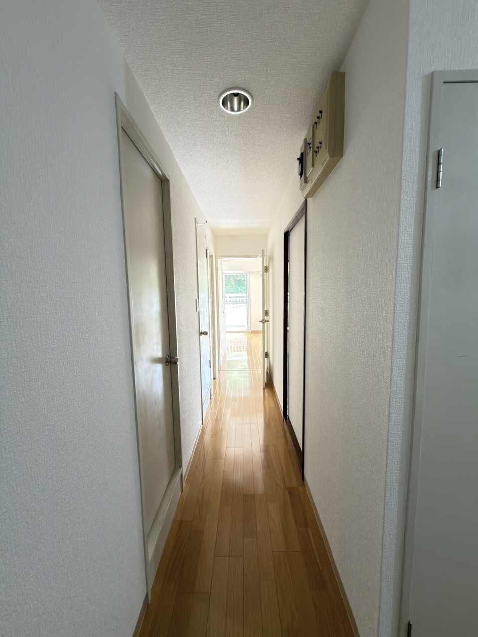 【廊下】玄関からLDKへ繋がる廊下。L字型になっているので、玄関からLDKが丸見えにならず、プライバシーに配慮された設計です。