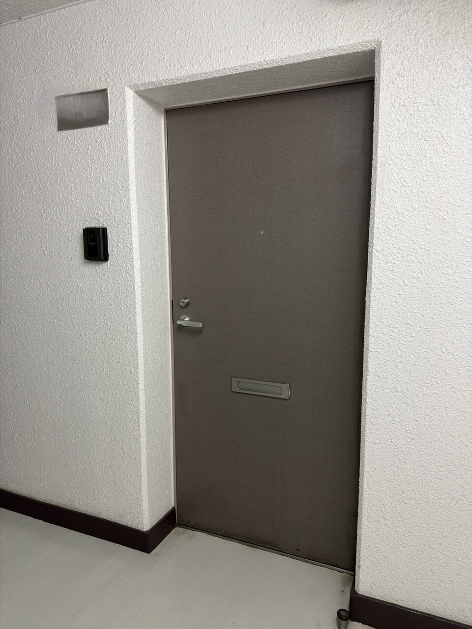 【玄関】扉横にインターホンが設置されています。障害物が少ないので、ベビーカーやスーツケースの出し入れもスムーズにできそうです。