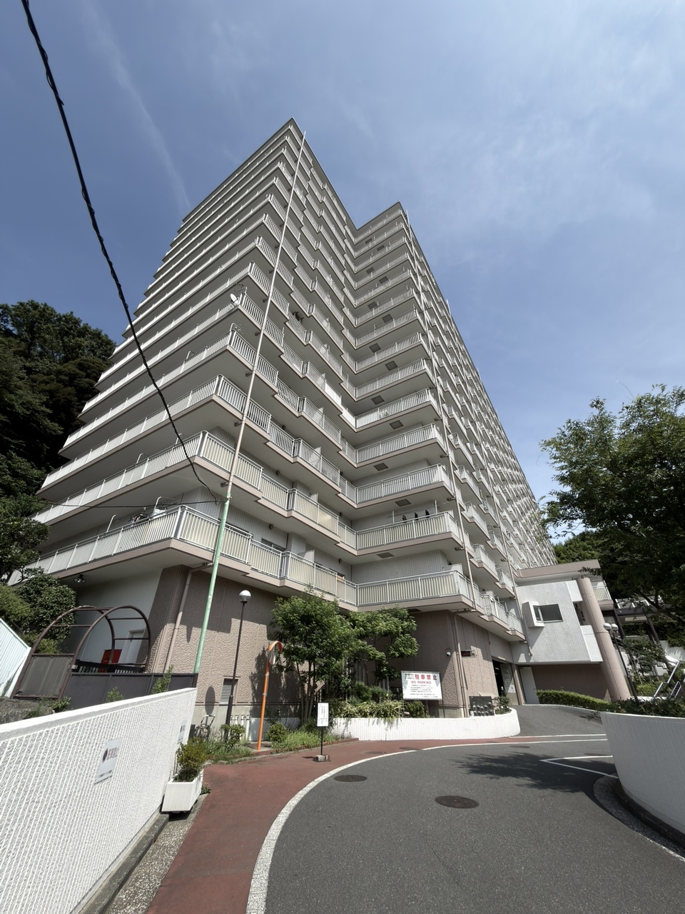 【クリオ湘南追浜サニークレスト】京急本線「追浜」駅まで徒歩10分の立地。地上14階建、総戸数218戸の大規模レジデンスです。