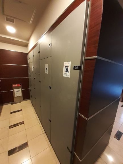 【宅配ボックス】エントランスには24時間いつでも取り出し可能な宅配ボックスを設置。大きな荷物にも・・・