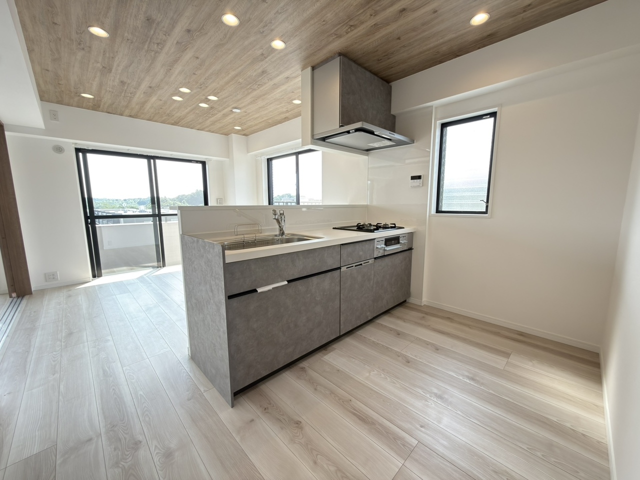 【ロワレール日限山ファースト】RC造5階建てマンション、4階部分の角住戸です。横浜市営地下鉄ブルーライン「下永谷」駅まで徒歩3分。通勤・通学に便利な立地です。2026年7月内装リフォーム完了。