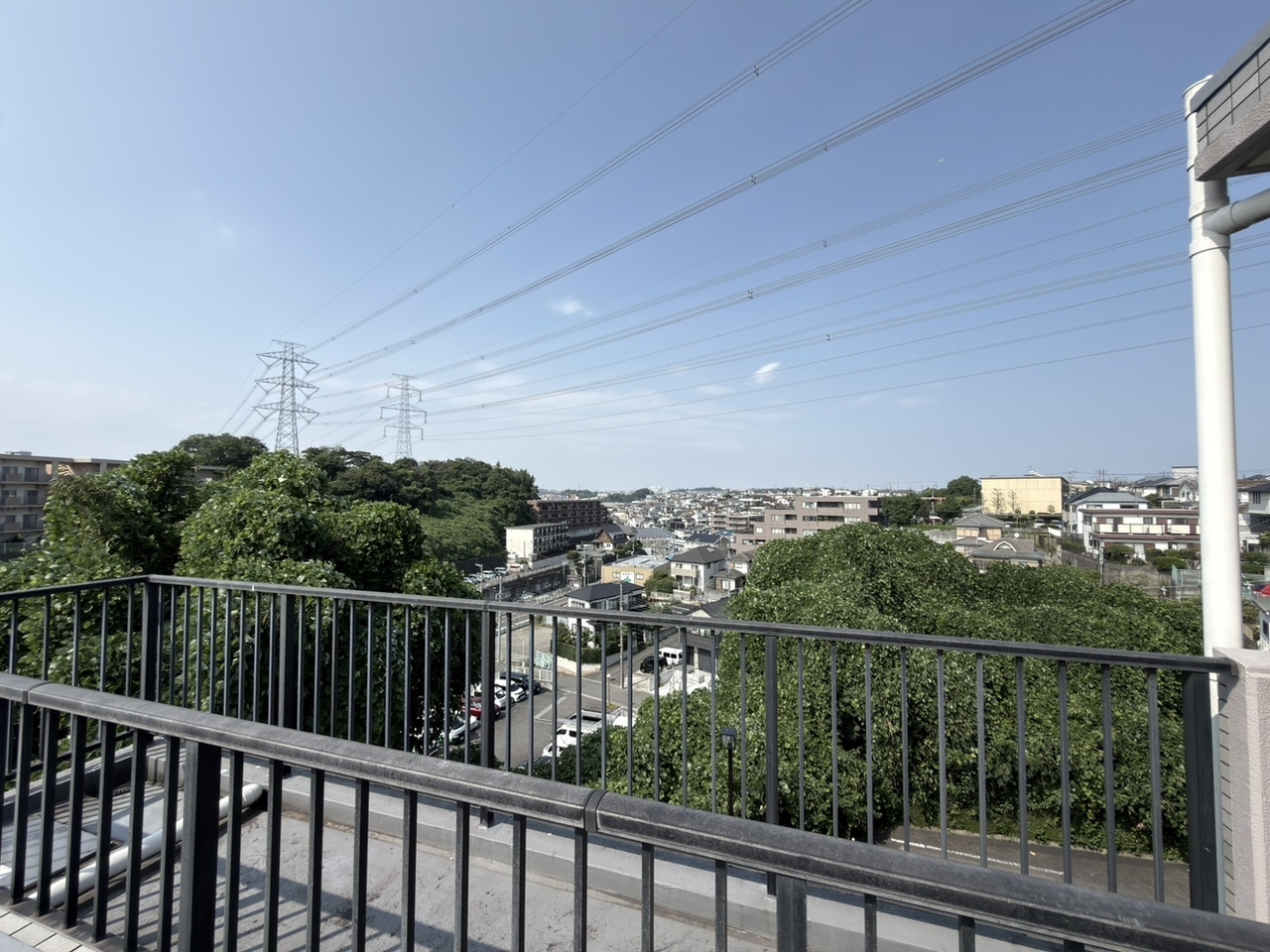【住戸からの眺望】開放的な眺望を望むことができます。家事の合間など、気軽にリフレッシュできそうです。※眺望は将来にわたって保証するものではありません。