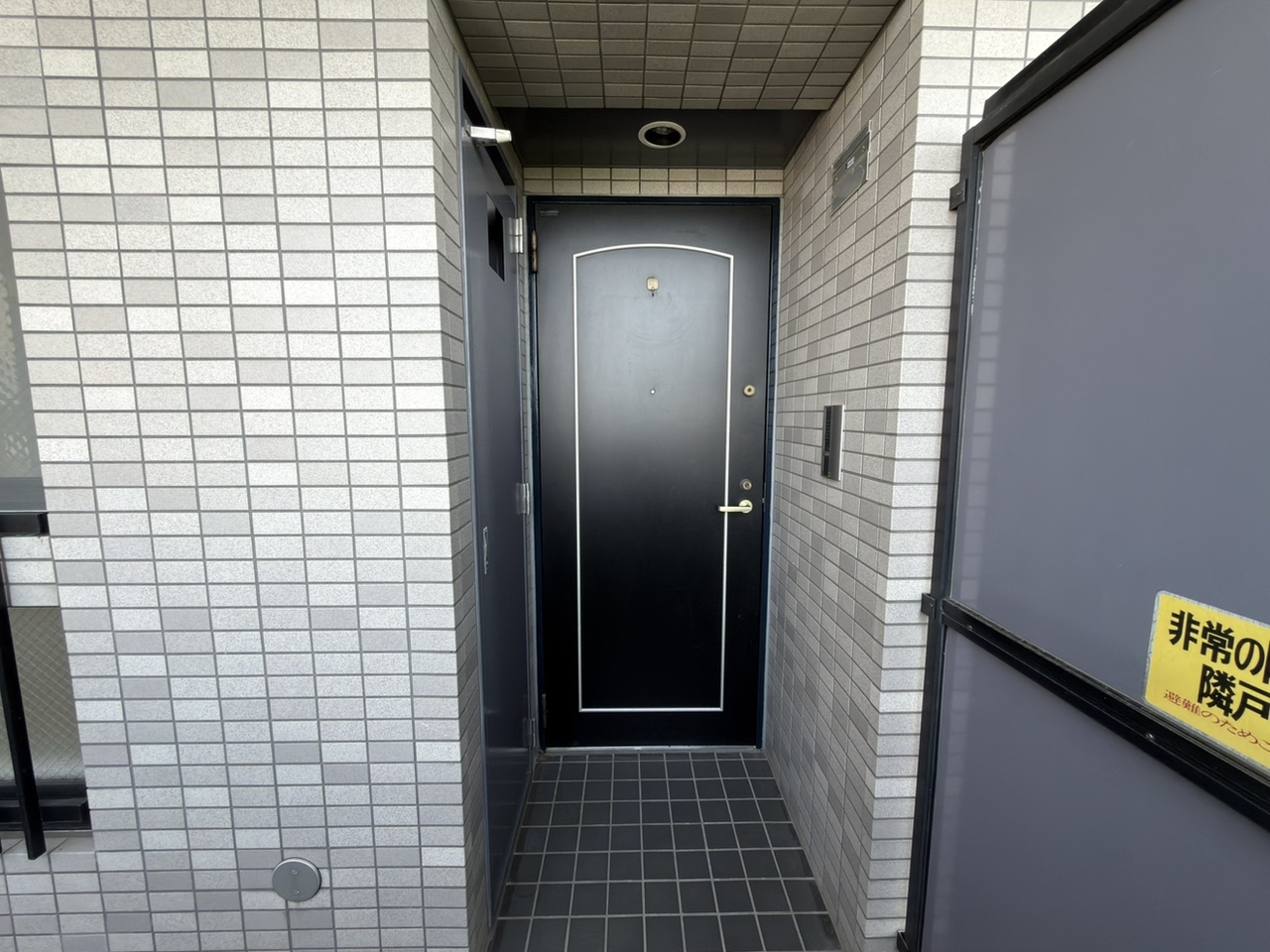 【玄関】玄関前をご家族以外の住民が通る心配が少ない、角住戸です。照明付きなので、夜間も明るく安心です。
