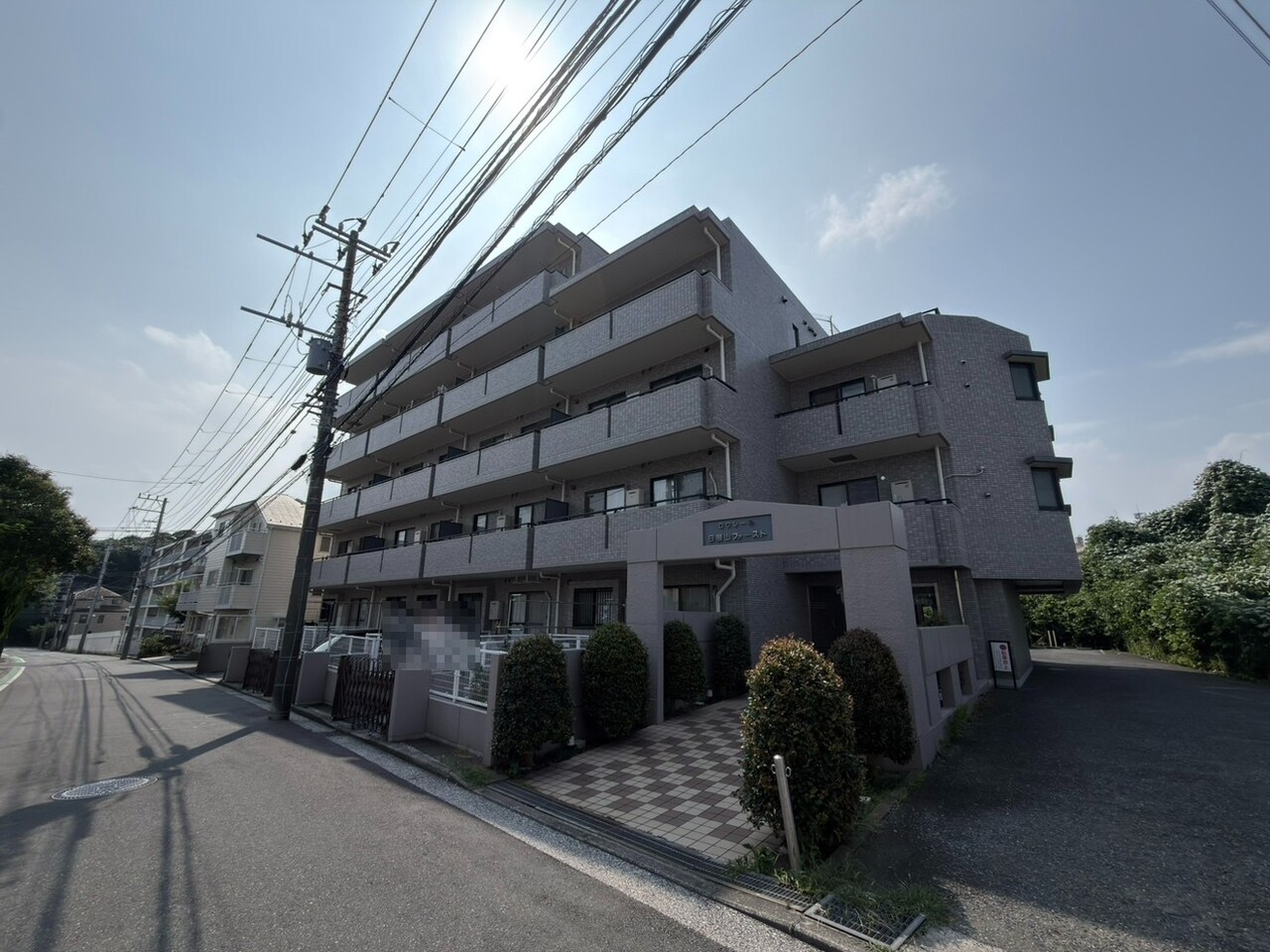 【現地外観】総戸数34戸のマンションです。駐車場・バイク置き場・駐輪場が設けられています。最新の空き状況や使用料は、お気軽にお問い合わせください。