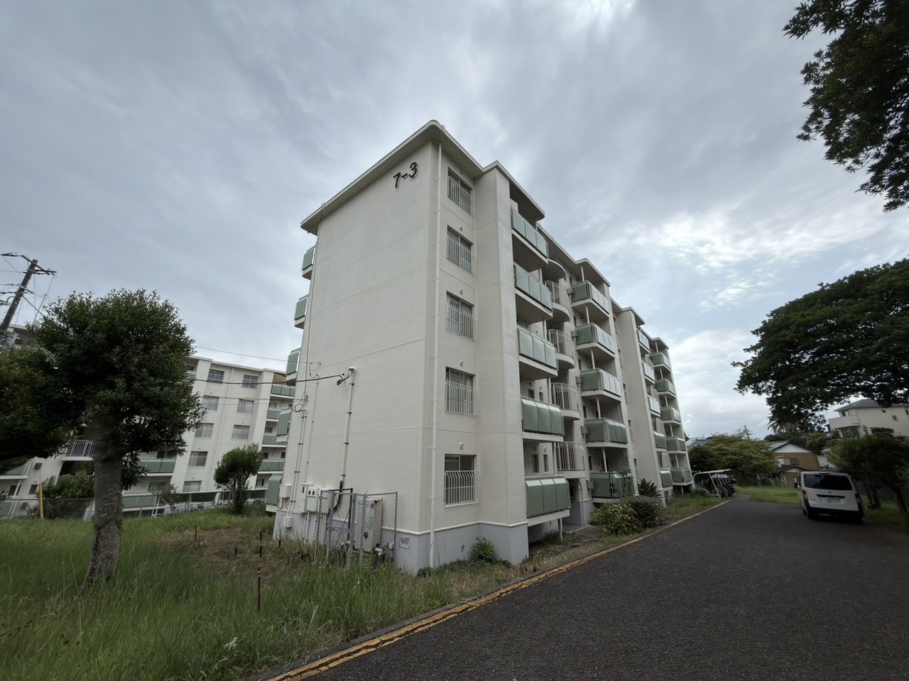 【現地外観写真】1978年2月築、RC造5階建て、総戸数20戸のマンションです。1185戸のビッグコミュニティ内に位置しています。