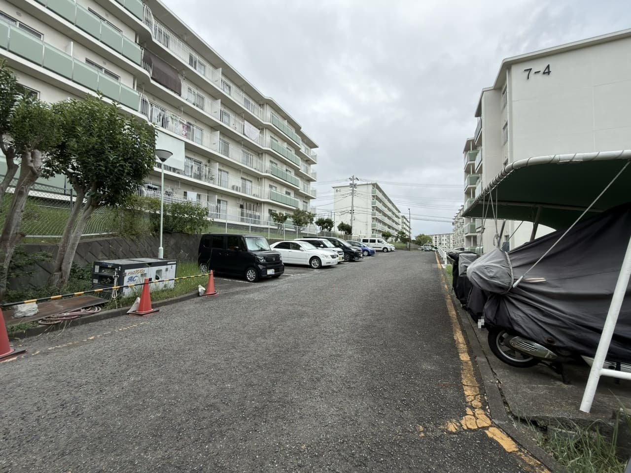 【駐車場】敷地内に車の出し入れがしやすい平面駐車場が設けられています。空き状況や利用料金は変動があります。お気軽にお問い合わせください。