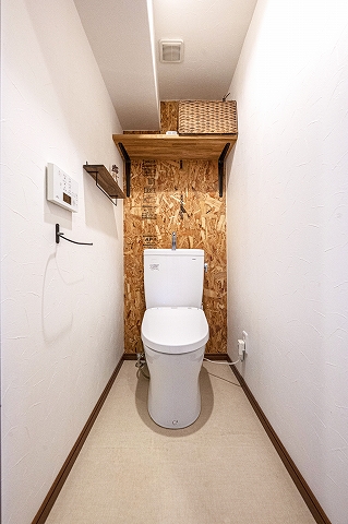 温水洗浄付きトイレです。広々とした空間となっております。