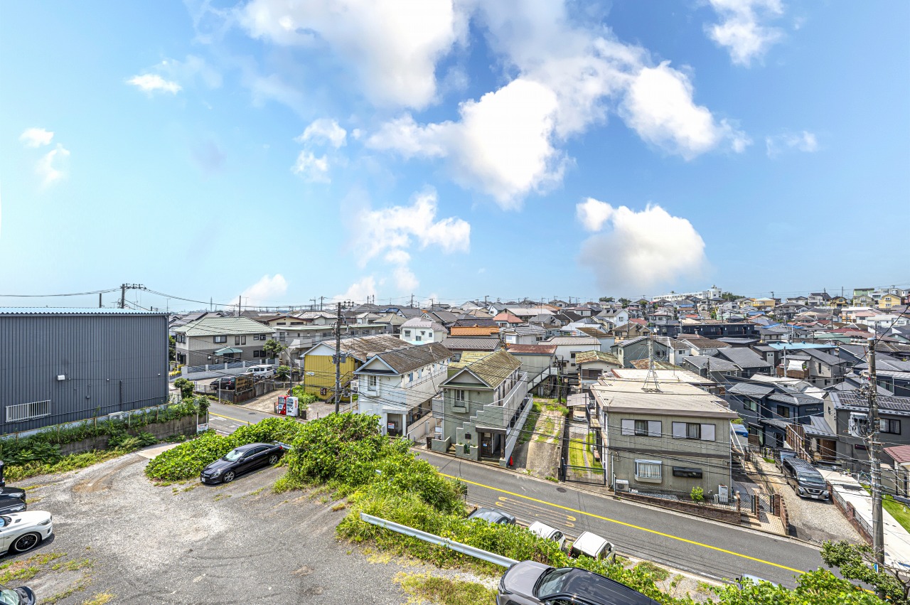 バルコニーからの眺望。前面に高い建物がなく、開放感ある眺望が広がります。（眺望は将来に渡って保証するものではございません）