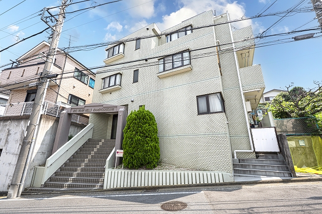 エントランスは東側道路に面しておりますが、西側道路からもご帰宅可能です。