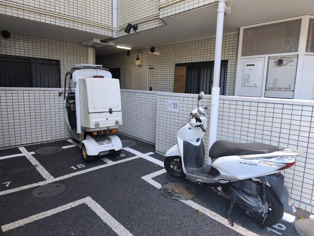 敷地内バイク置き場。