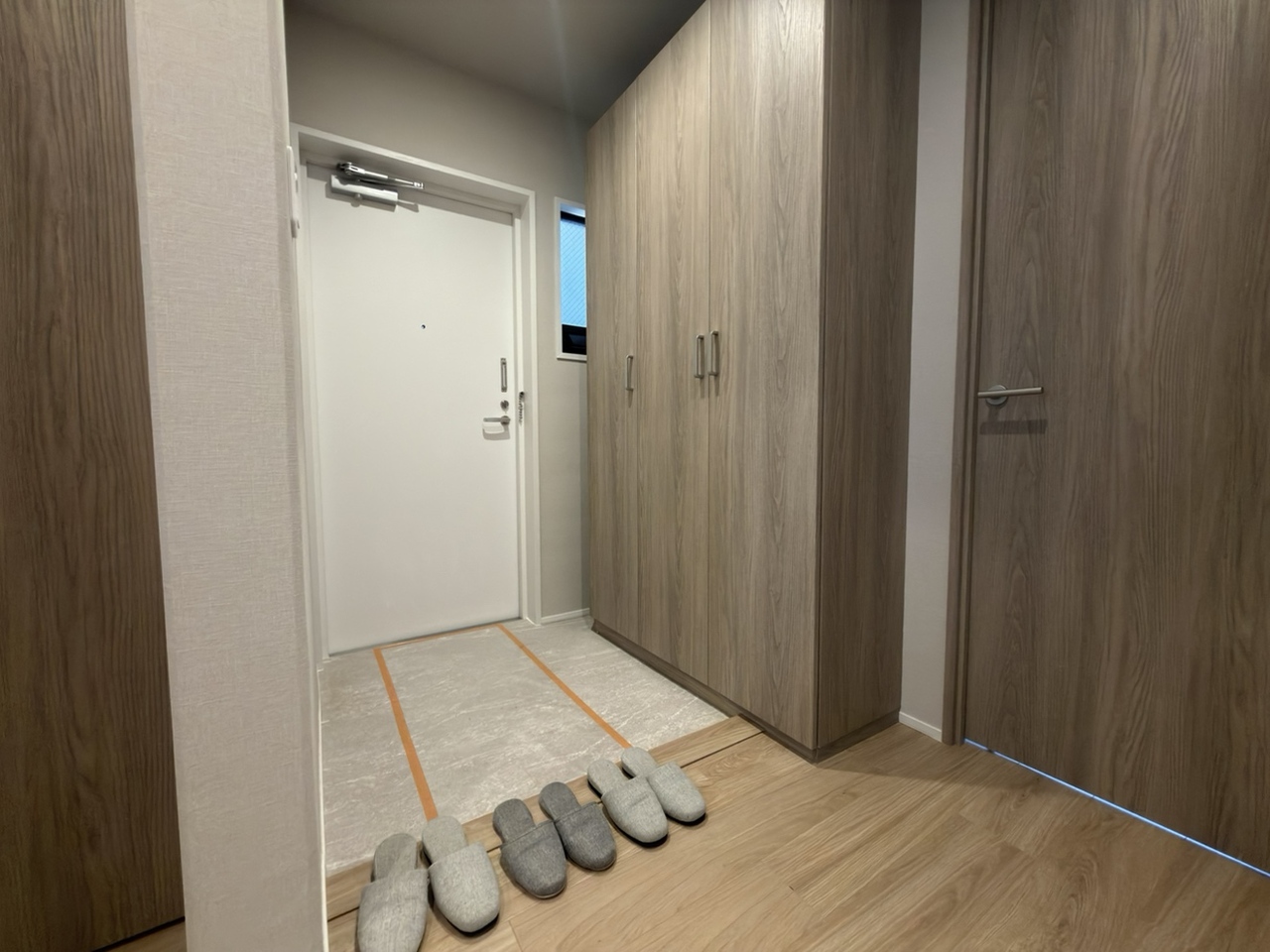 縦型のシューズボックス付きで家族全員の靴をたっぷり収納可能です。