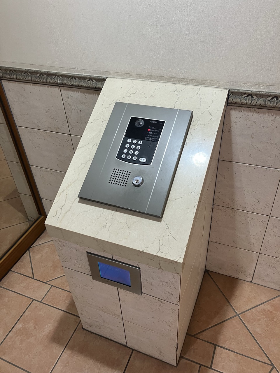 【共用部/オートロック】オートロックシステムが搭載されています。防犯面にも配慮されたマンションです。管理体制は日勤。