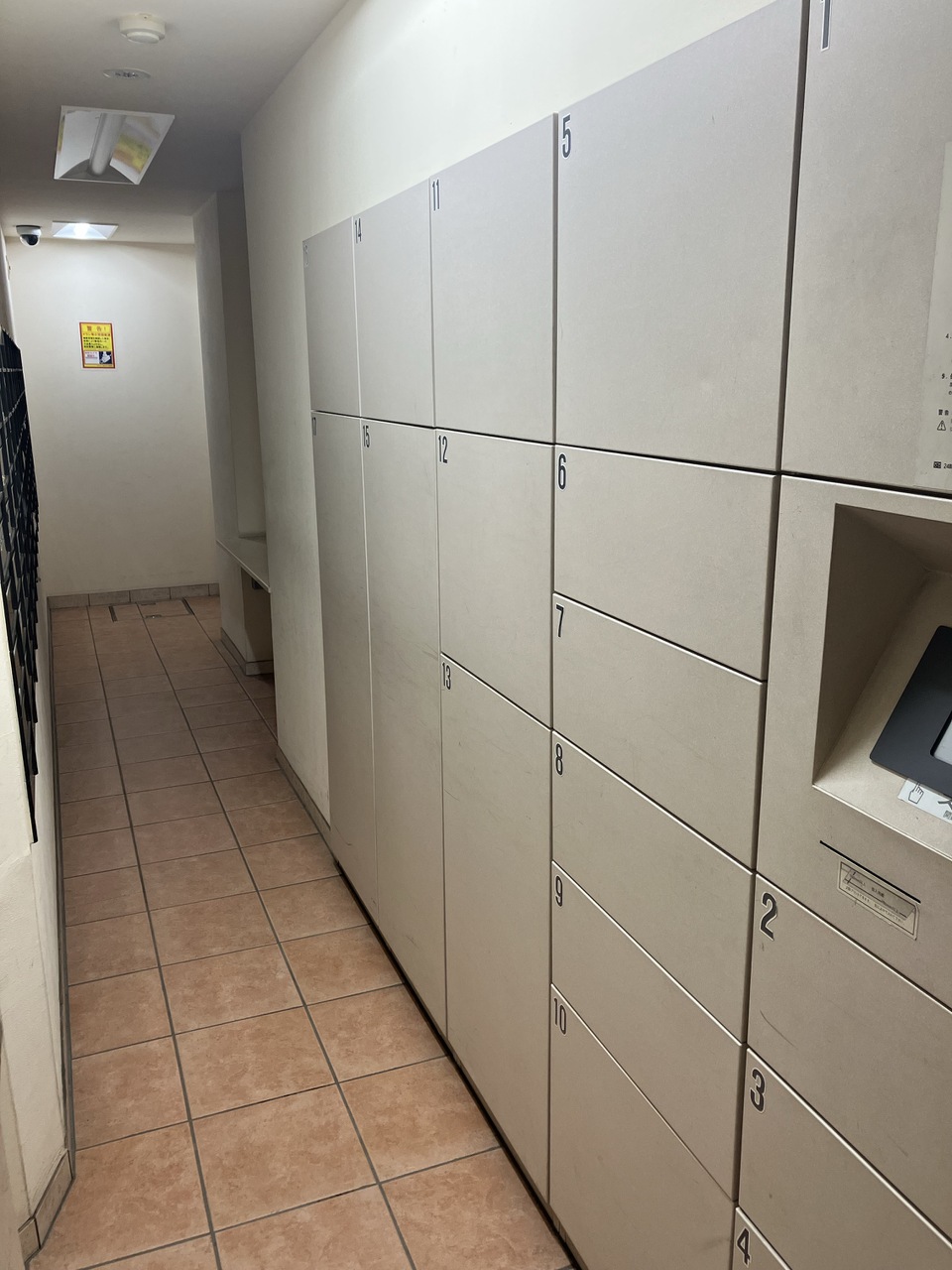 【共用部/宅配ボックス】不在時に荷物を受け取ることができる、宅配ボックスです。再配達の手間が省けて便利。気軽にインターネットショッピングができそうです。