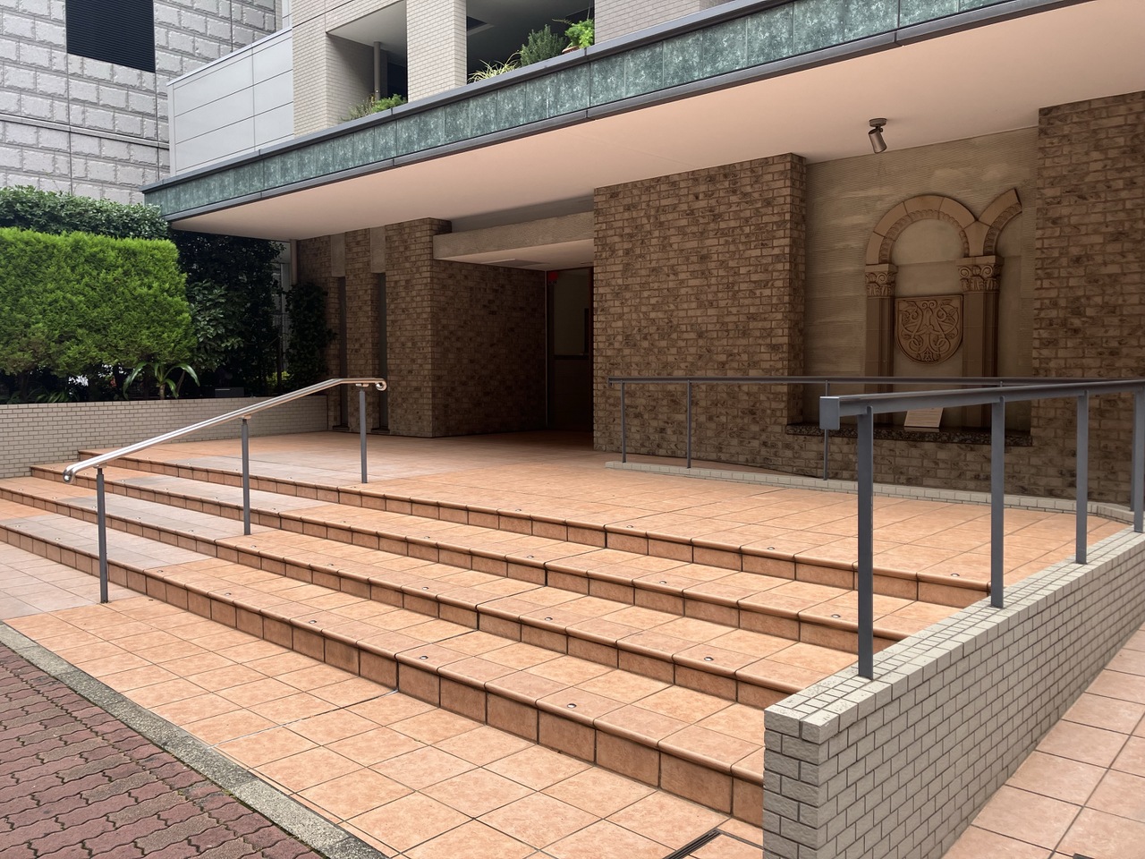 【現地外観】敷地内には、駐車場・バイク置場・駐輪場が設置されています。駐車可能なサイズ・空き状況・料金など、詳細についてはお気軽にお問い合わせください。