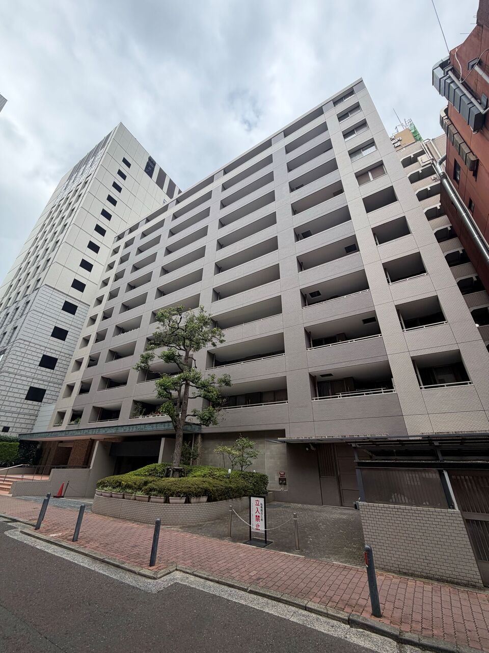 【現地外観】総戸数120戸、鉄筋コンクリート造11階建の8階に位置しています。南西向き、三方角住戸です。3沿線2駅が利用可能なので、毎日の通勤も便利です。
