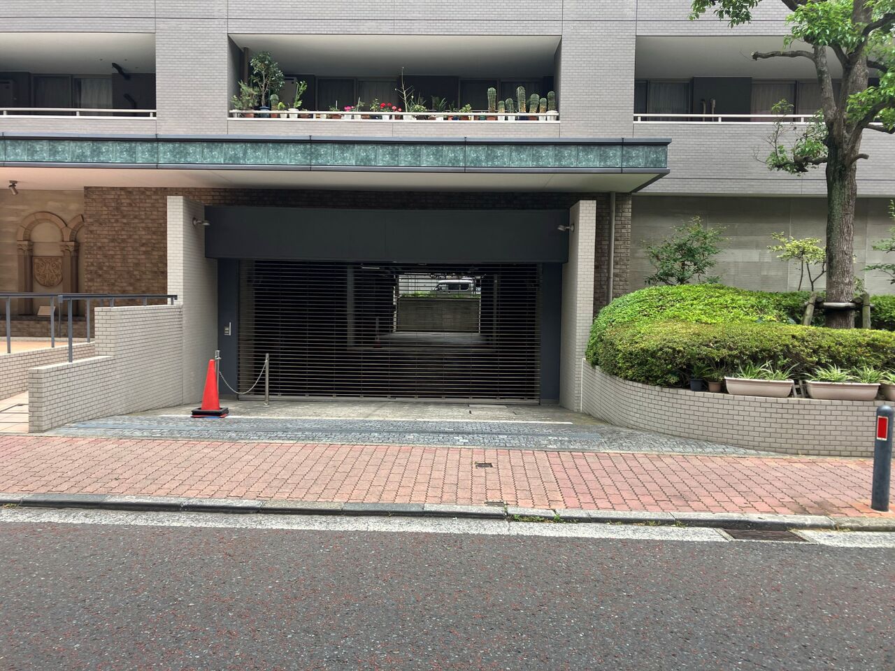 【駐車場】
マンション敷地内の駐車場です。雨に濡れることなく、乗り降りや荷物の出し入れを行えます。空き状況はお気軽にお尋ねください。