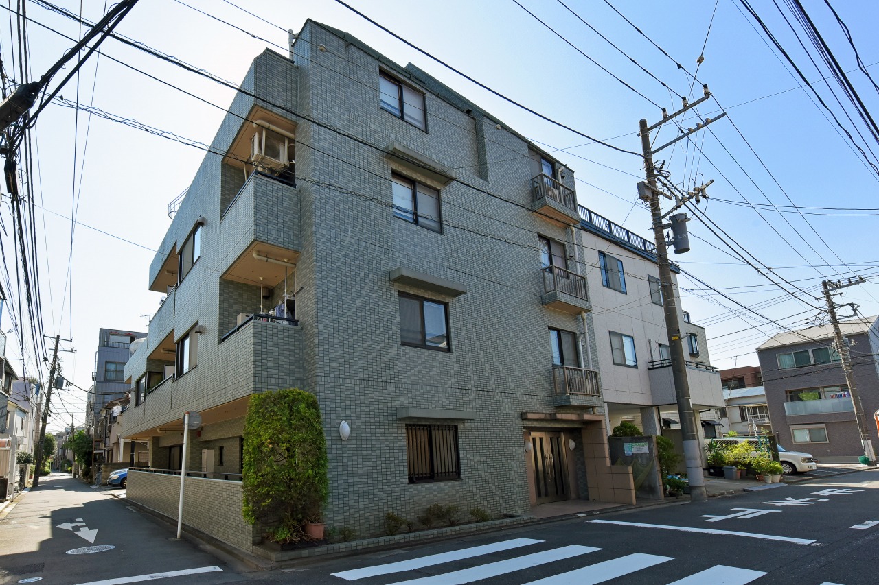 【パティオ西横浜】京浜急行本線「戸部」駅まで徒歩10分、相鉄本線「西横浜」駅まで徒歩11分の立地。複数沿線利用可能で、通勤や通学に便利です。