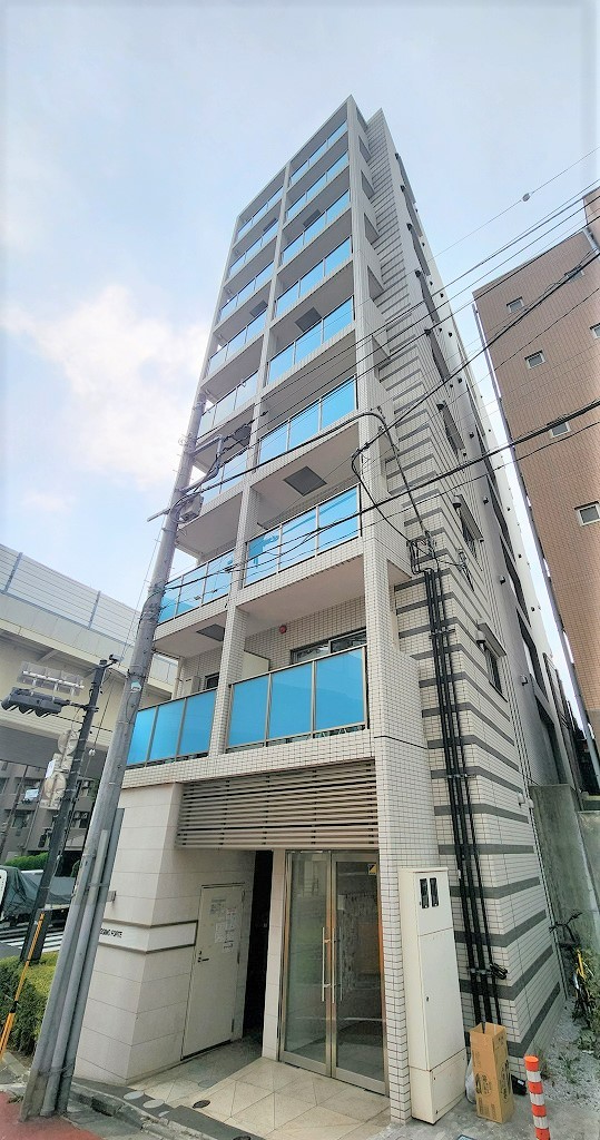 【現地外観写真】京王新線「初台」駅まで徒歩4分、小田急小田原線「参宮橋」駅まで徒歩8分！2沿線利用可能で、通勤アクセスがスムーズ◎大切なペットと暮らせるマンションです(規定あり)。
