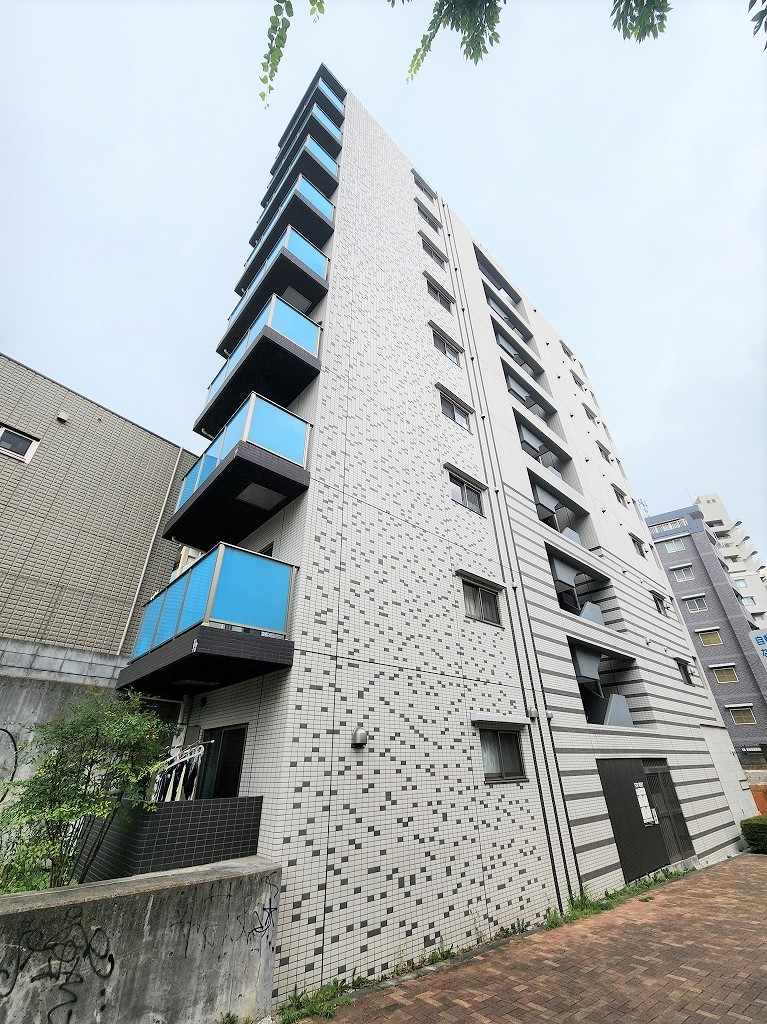 【現地外観写真】RC造・9階建マンション、5階部分のオーナーチェンジ物件◎コンビニ・スーパーが徒歩3分圏内にあり、お買い物に便利な住環境です！詳しくは、お気軽にお問合せください。