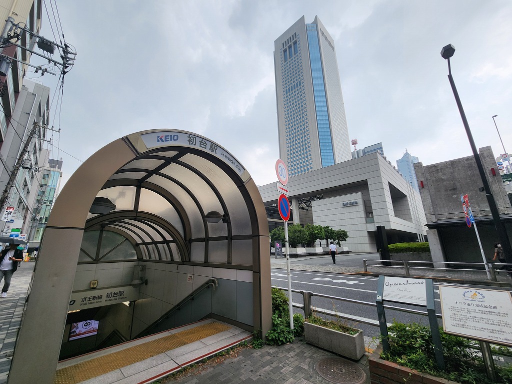 【京王新線「初台」駅】徒歩4分。新線新宿・都営新宿線方面、幡ヶ谷・笹塚・明大前・調布・橋本方面へアクセスできます。駅構内にはエレベーターやバリアフリートイレが設置されています。
