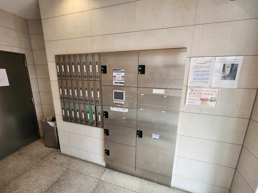 【メールコーナー】マンション内に設置されているため、雨の日も濡れずに郵便物を確認できます。エントランスはオートロック付きで、防犯面にも配慮されています。