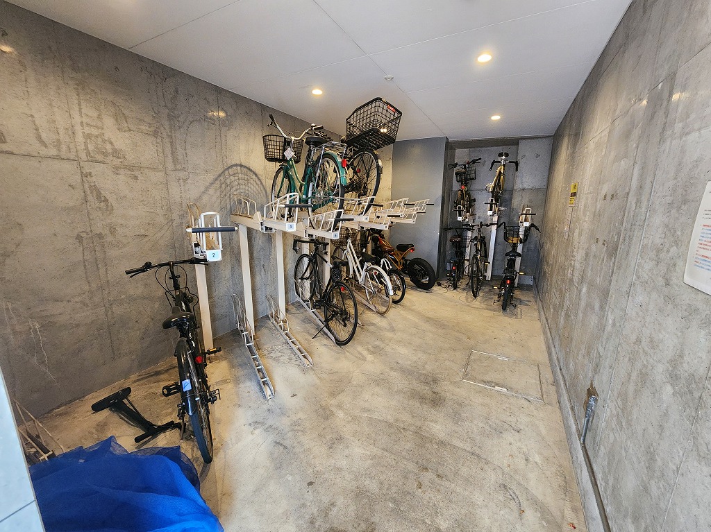 【駐輪場】マンション敷地内に駐輪場が設置されています。屋根付きですので、自転車を雨や紫外線等から守ることができます。最新の空き状況等の詳細は、お気軽にお問い合わせください。