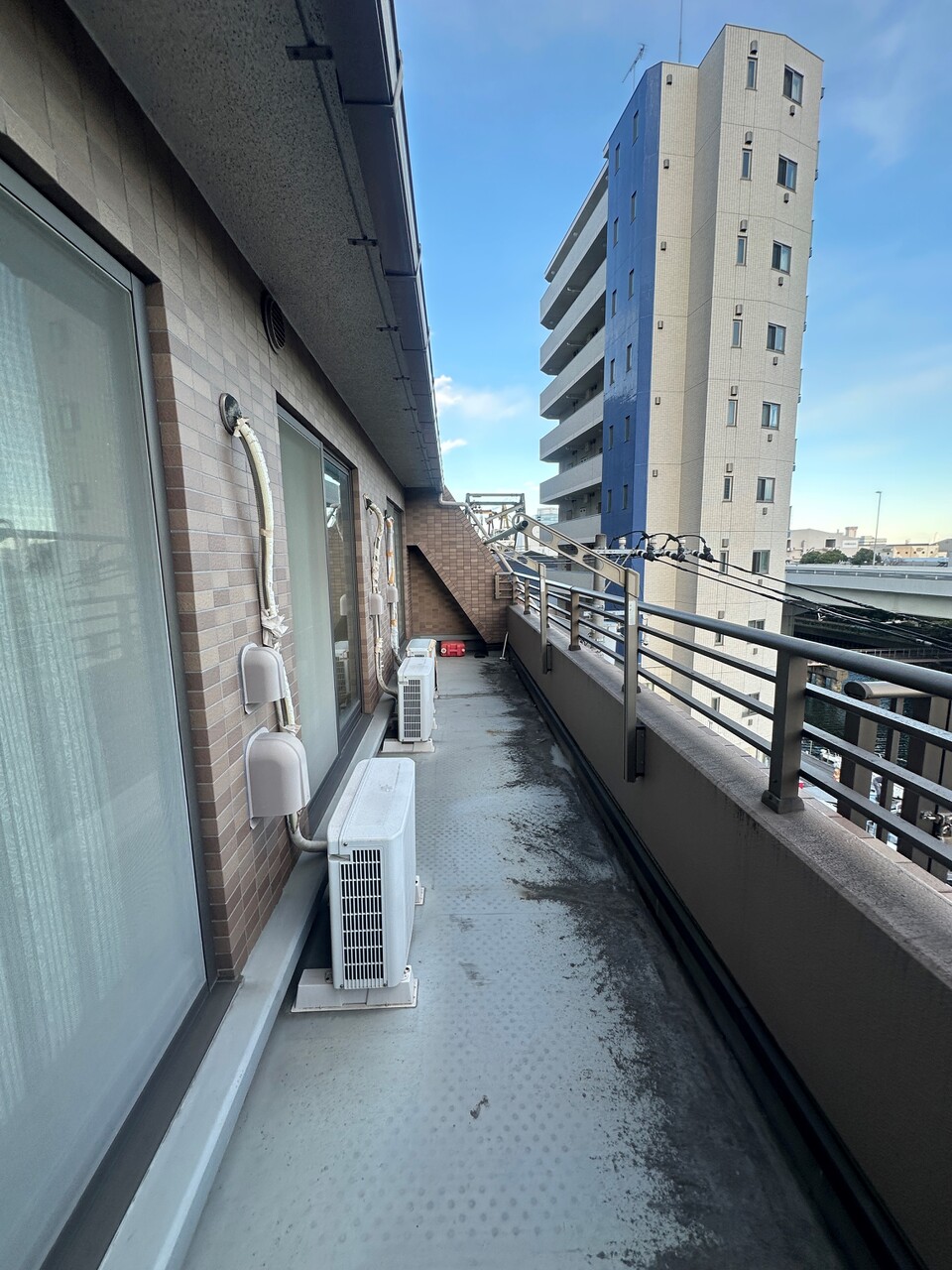 【ルーフバルコニー】南東向きのため、陽当りに恵まれています。洗濯物・寝具などを一度に干せる、ゆったりとした広さが確保されています。