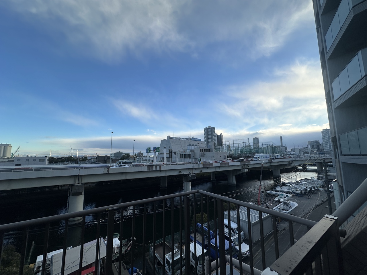 【住戸からの眺望写真】アウトドアチェアを置いて、夜空を眺めることも。移ろいゆく街並みをご堪能いただけます。※眺望は将来にわたって保証するものではありません。