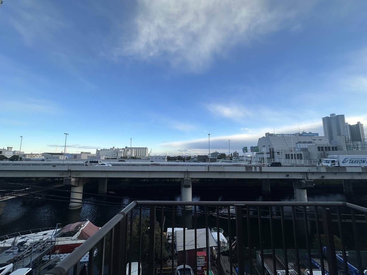 【住戸からの眺望写真】ルーフバルコニーは、全居室に面しています。気軽に外気に触れることができるため、息抜きの場としても重宝しそうです。※眺望は将来にわたって保証するものではありません。
