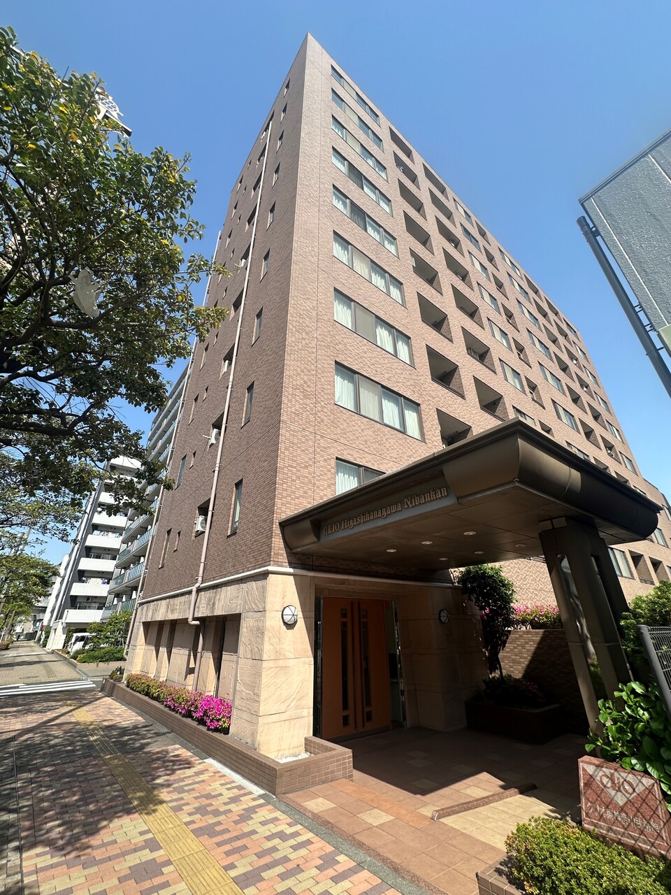 【クリオ東神奈川弐番館】JR京浜東北・根岸線「東神奈川」駅まで徒歩8分。毎日の通勤・通学はもちろんのこと、お出掛けにも便利なロケーション。地上10階建マンション、5階部分の3方角住戸です。