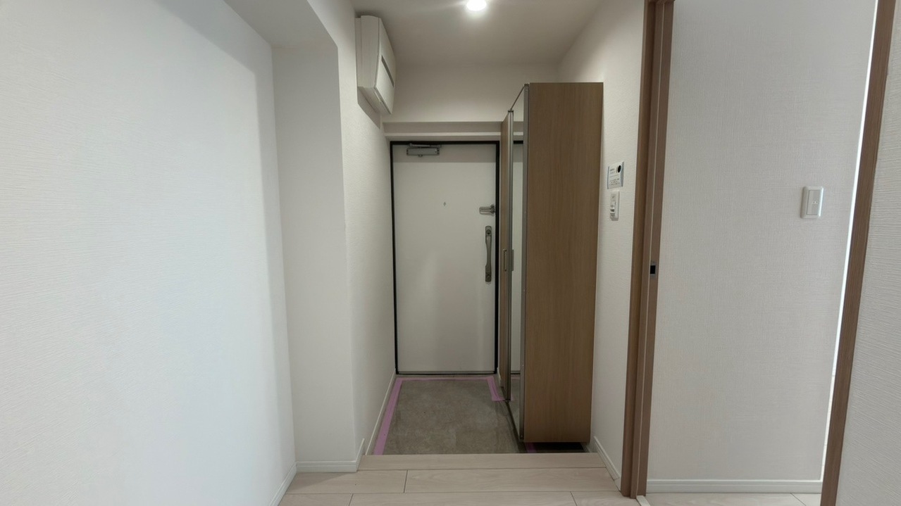 【玄関】土間部分には、靴や傘などがまとめられる玄関収納が設けられています。姿見もあらかじめ備え付けられているので、お出かけ前の身だしなみチェックにも便利です。