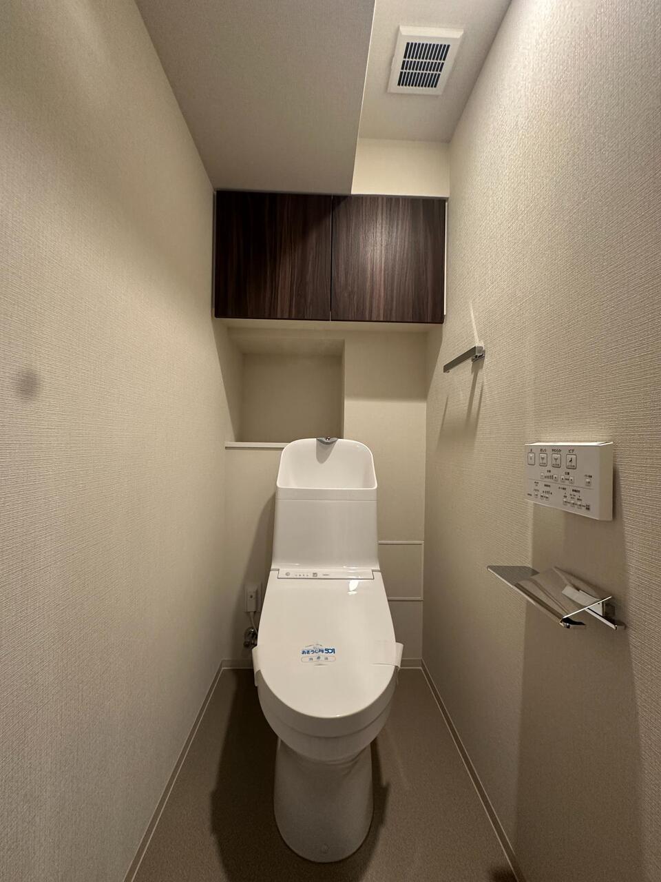 【トイレ】季節を問わず快適に使用できる、温水洗浄便座付きのトイレです。リモコンは壁付けタイプなので、スムーズに操作できます。