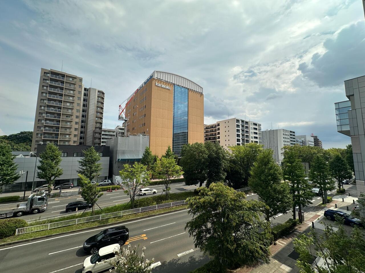 【バルコニーからの眺望】地上15階建の4階部分に位置する住まい。南東向きなので、気持ちの良い朝陽を浴びることができそうです。※眺望は将来にわたって保証するものではありません。