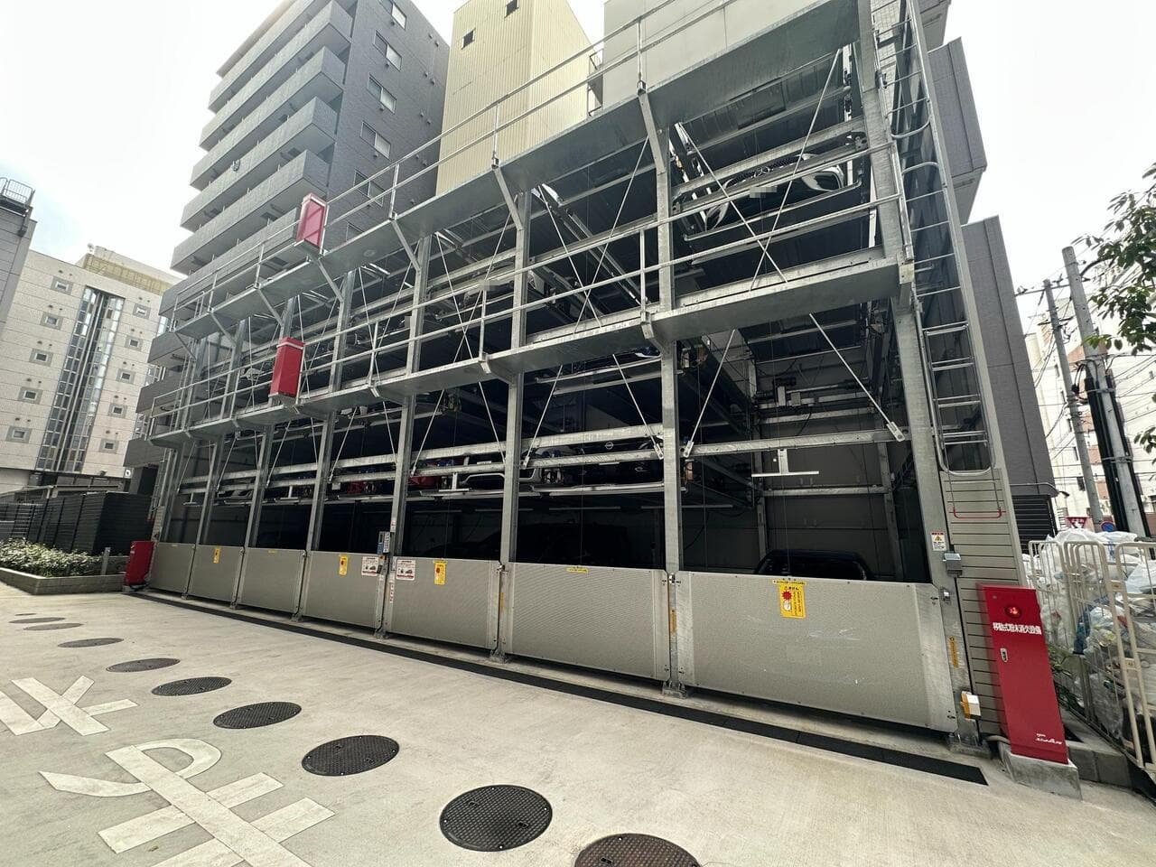 【駐車場】マンション敷地内に、機械式の駐車場が設置されています。空き状況や利用料など、詳しくはお問い合わせくださいませ。