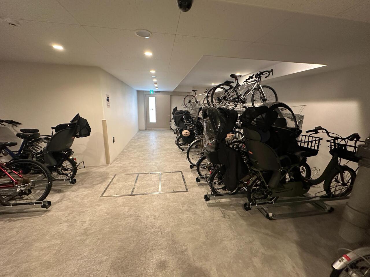 【駐輪場】整頓がしやすい、サイクルラック付きの駐輪場です。屋内型なので、雨風の影響を受けにくく、防犯面にも配慮されています。