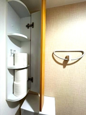 壁際にトイレットペーパーの収納がございます