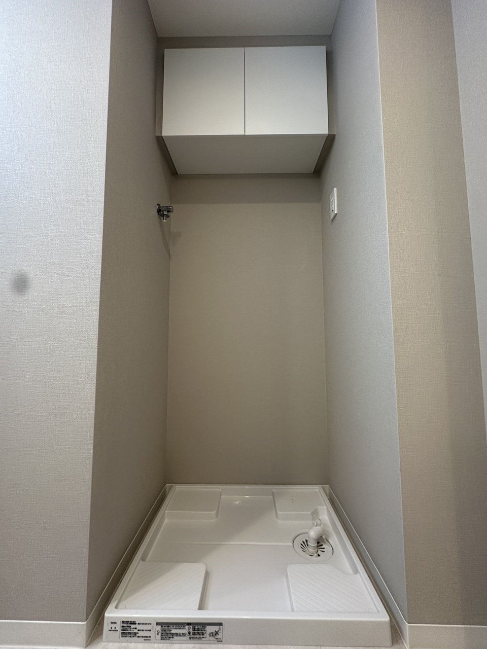 【洗面所】洗面所には防水パンが有り、洗濯機が設置可能。洗濯パン上部には使い勝手のよい吊戸棚が備えられているので、洗剤やタオル等を収納することができます。