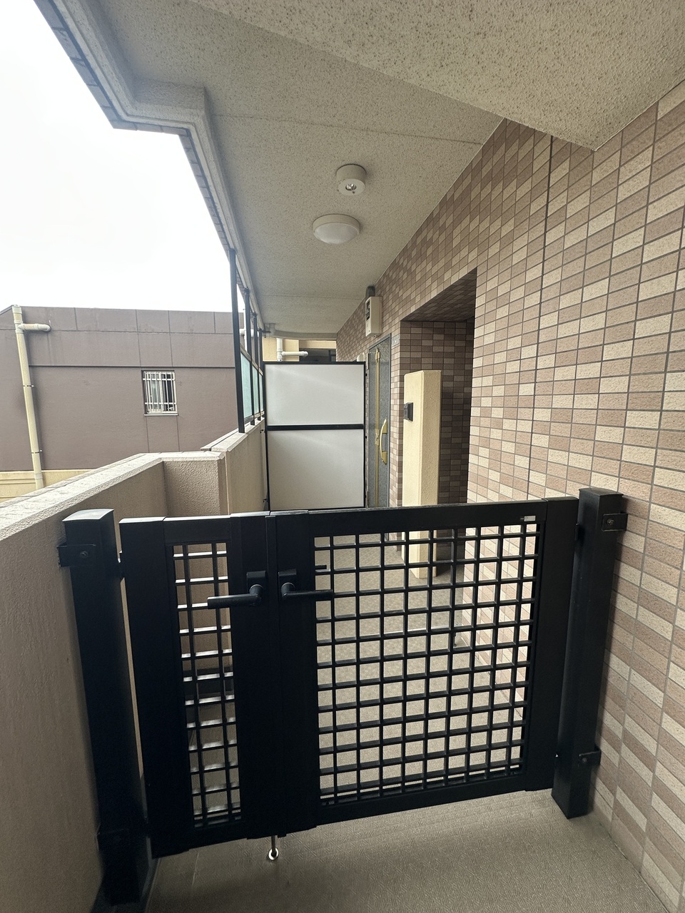【玄関/専用ポーチ】専用ポーチが設けられています。玄関から居住空間が見えにくく、プライバシー面に配慮された設計です。