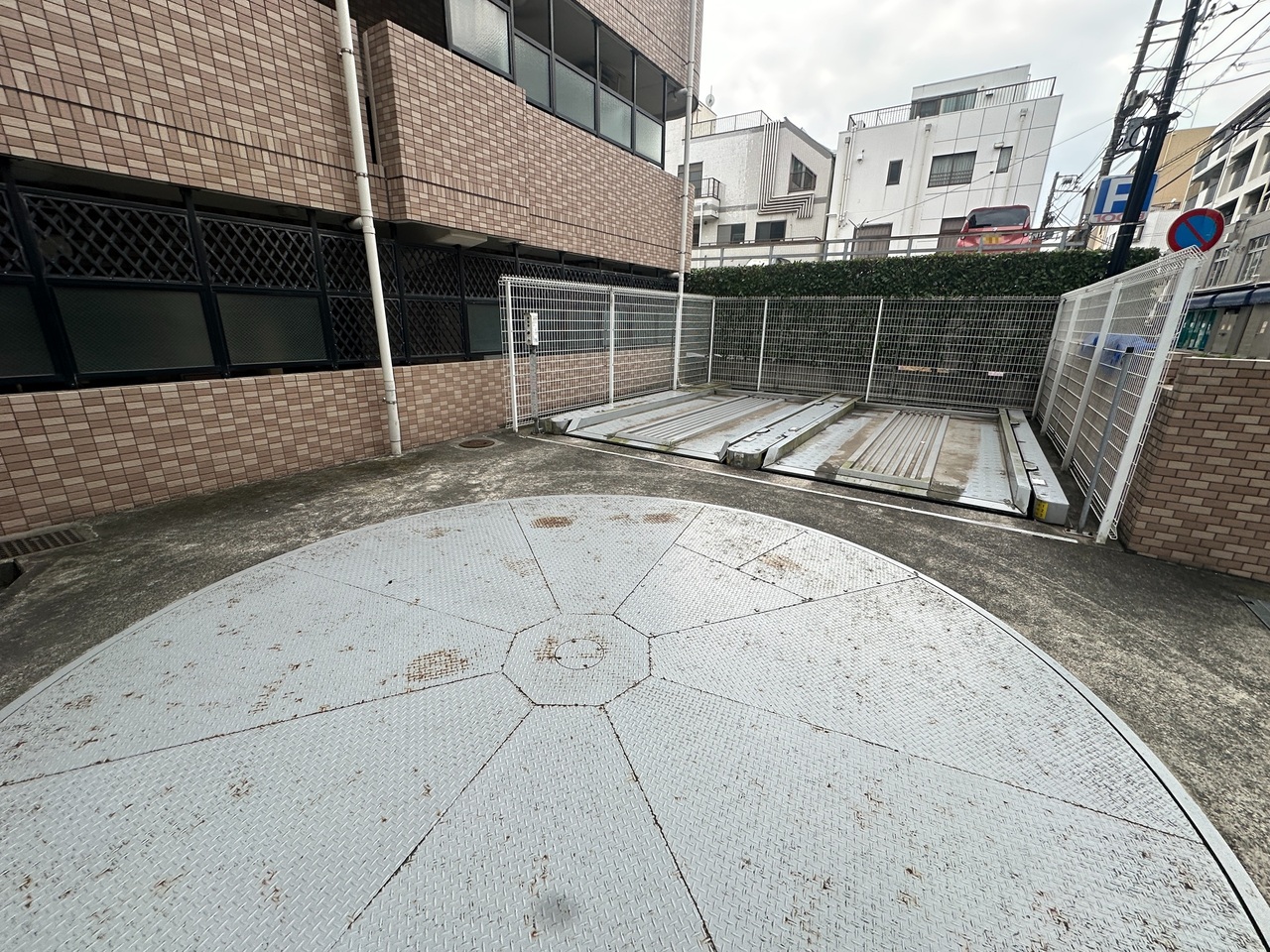 【駐車場】マンション敷地内に駐車場が設置されています。駐車可能なサイズ・空き状況など、詳細についてはお気軽にお問い合わせください。