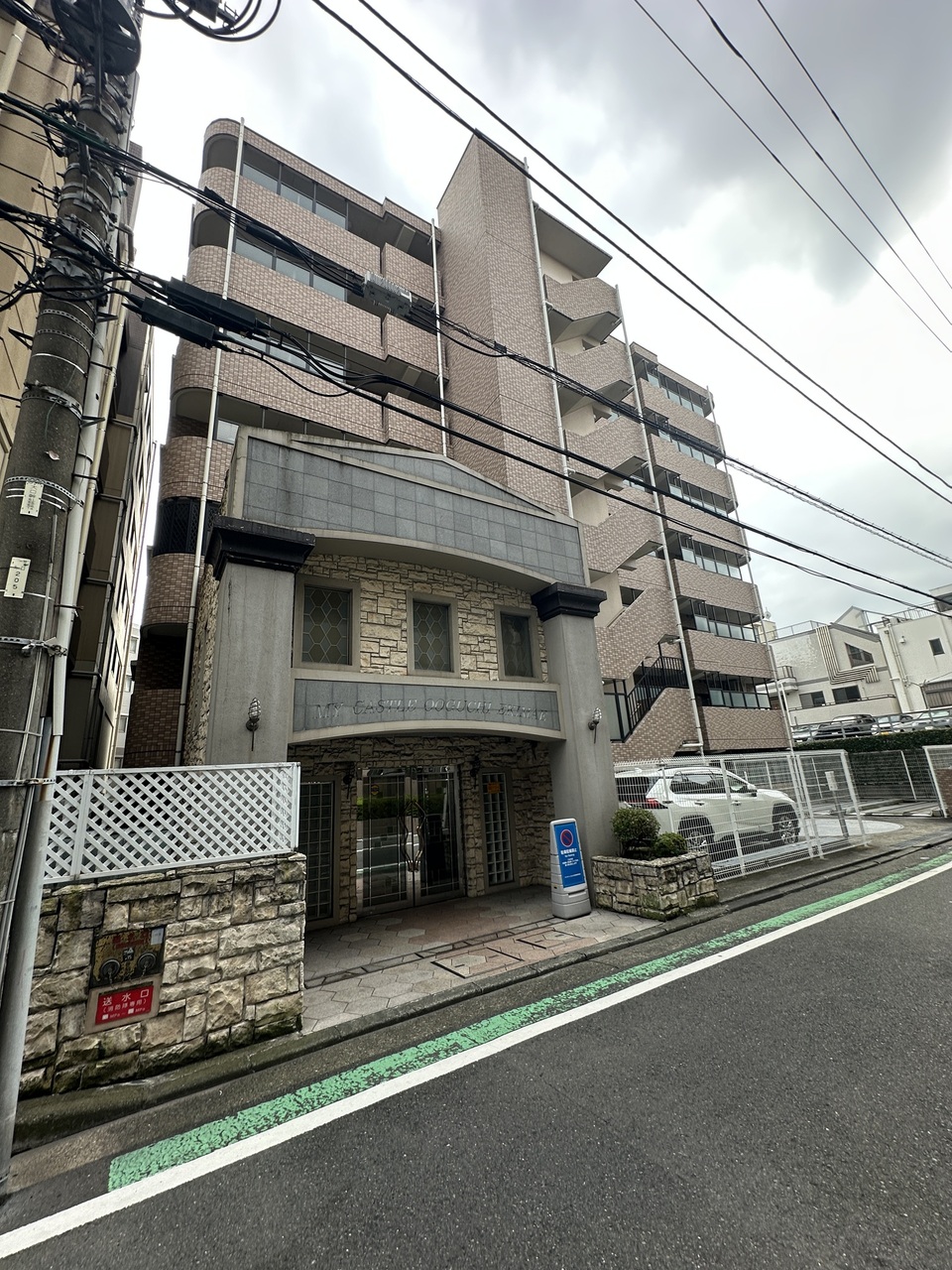 【現地外観】総戸数28戸、鉄筋コンクリート造7階建の5階に位置しています。JR横浜線「大口」駅まで徒歩4分。毎日の通勤・通学に便利な立地です。