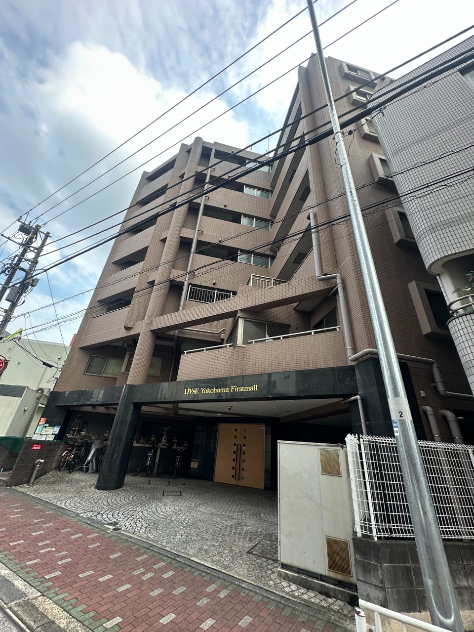 【リブゼ横浜ファーストモール】RC造7階建てマンション、2階部分の住戸。相鉄本線「西横浜」駅まで徒歩7分の立地。複数沿線・駅が利用可能で、通勤やお出かけに便利です。