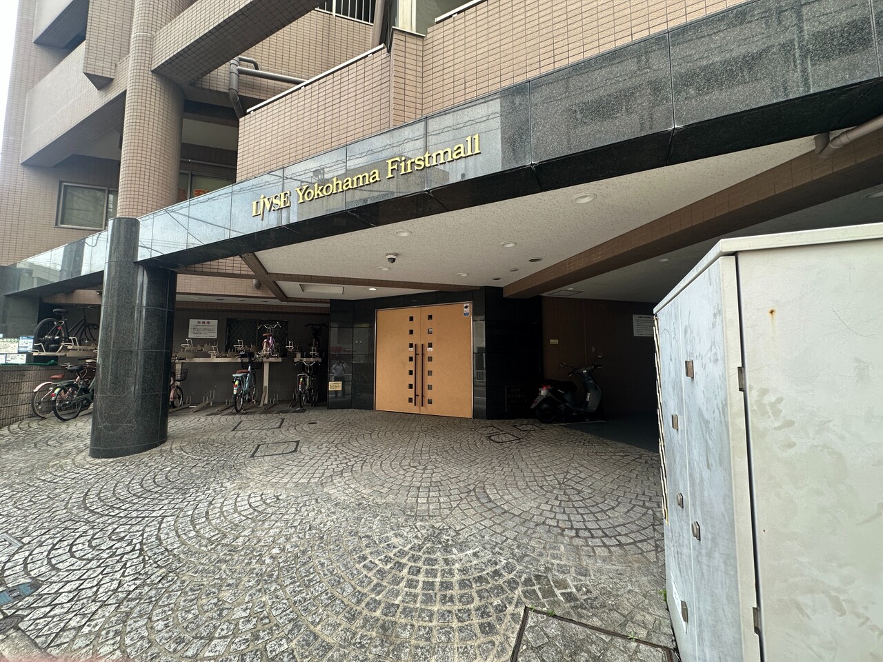 【エントランス】新耐震基準のマンションです。敷地内には、駐輪場・バイク置場が設けられています。空き状況はお問合せください。
