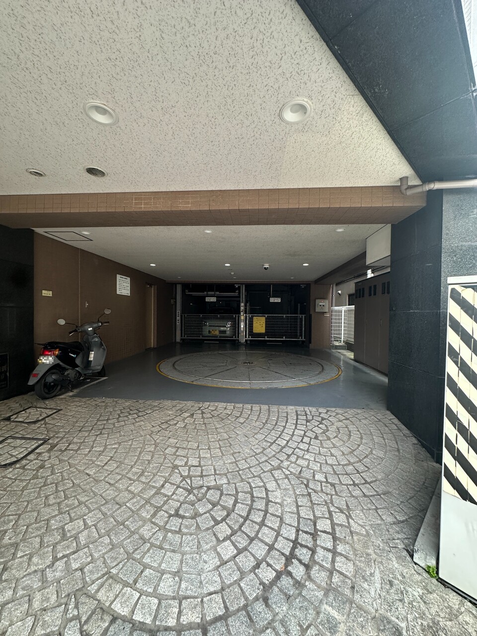 【駐車場】敷地内に設けられた、機械式駐車場です。最新の空き状況や使用料は、お気軽にお問合せください。