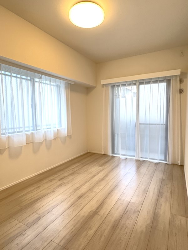 6.9帖洋室。2つの窓からたっぷりと光が差し込む明るいお部屋です。