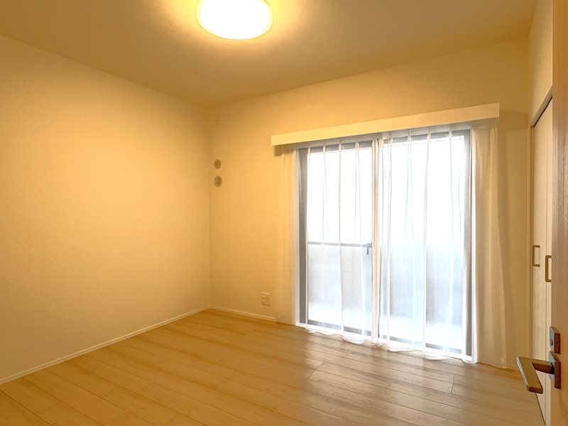 5.6帖洋室。バルコニーに面した明るいお部屋です。