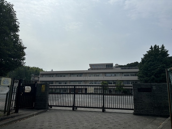 横浜市立城郷小学校まで徒歩10分（約790ｍ）