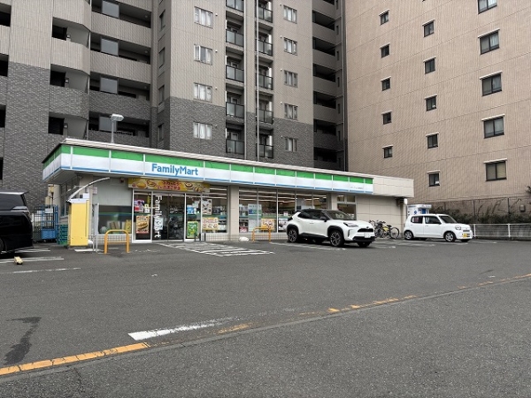 ファミリーマート スリーウェル新横浜店まで徒歩3分（約240ｍ）