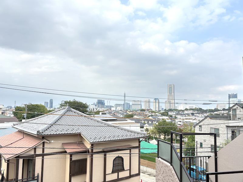 遠くまで視界が広がる開放的なロケーション。※北側バルコニーからの眺望
