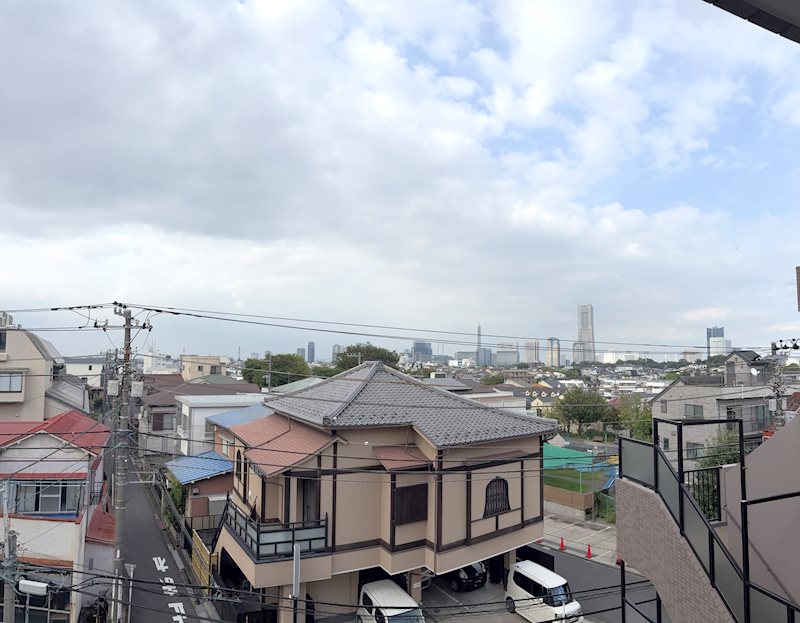 前面に遮る大きな建物がなく、抜け感のある開放的な眺望が広がります。※北側バルコニーからの眺望